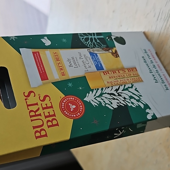 BURT BEES LOTION AND LIPBALM SET - Picture 3 of 9